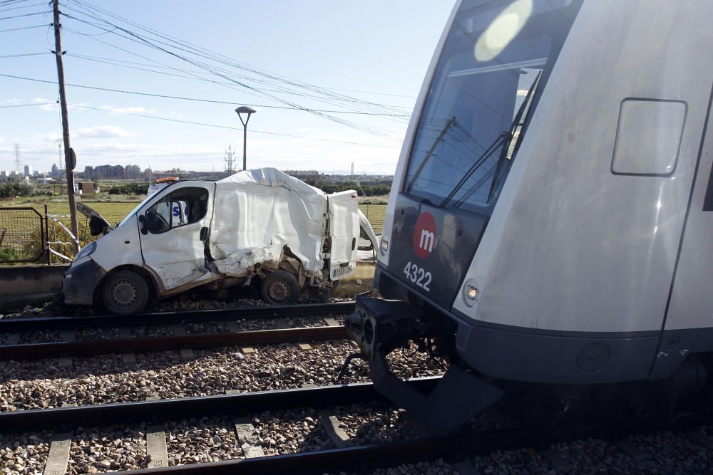 El metro arrolla una furgoneta en Paterna