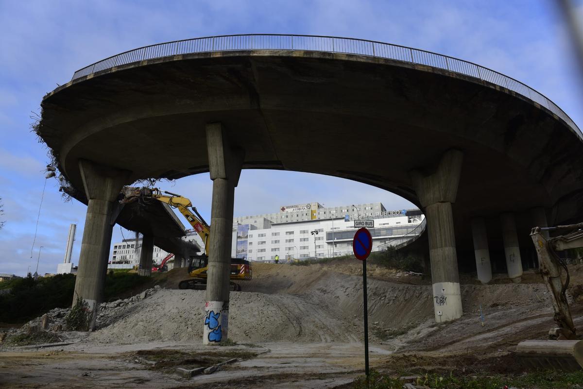 Derribo del viaducto de acceso al Chuac con el corte de tráfico en A Pasaxe Derribo del viaducto de acceso al Chuac con el corte de tráfico en A Pasaxe
