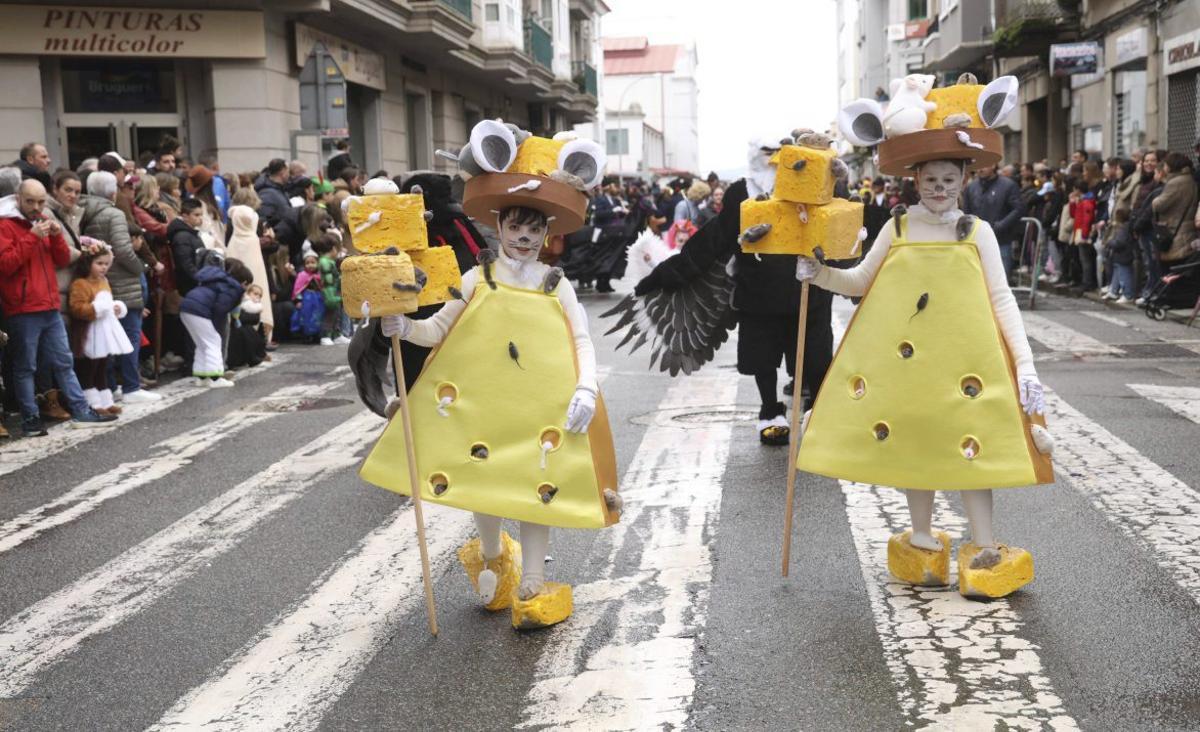 Dos niñas disfrazadas de quesos. | NOÉ PARGA