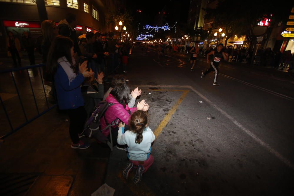 Una San Silvestre lúdica y solidaria recorre Alicante.