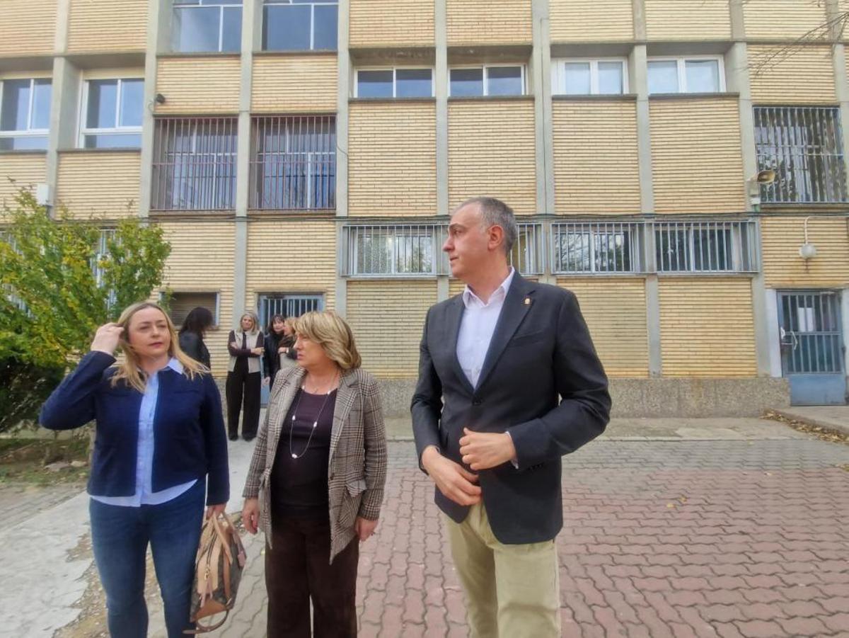 La consejera Tomasa Hernández, en una reciente visita al IES Conde de Aragón, de Alagón, uno de los centros en los que se actuó el año pasado dentro del plan de contingencia.