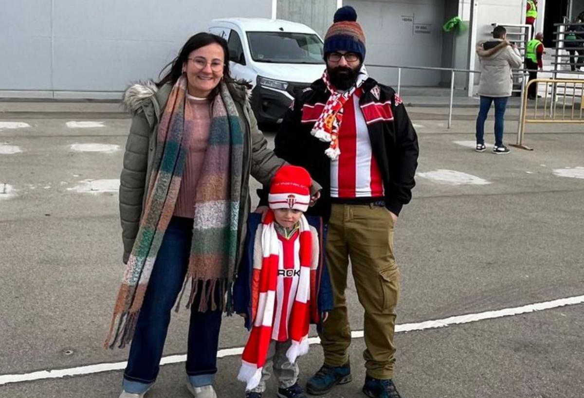 Maraya García e Iván Tuya, junto a su hijo Martín, en los aledaños de El Alcoraz.