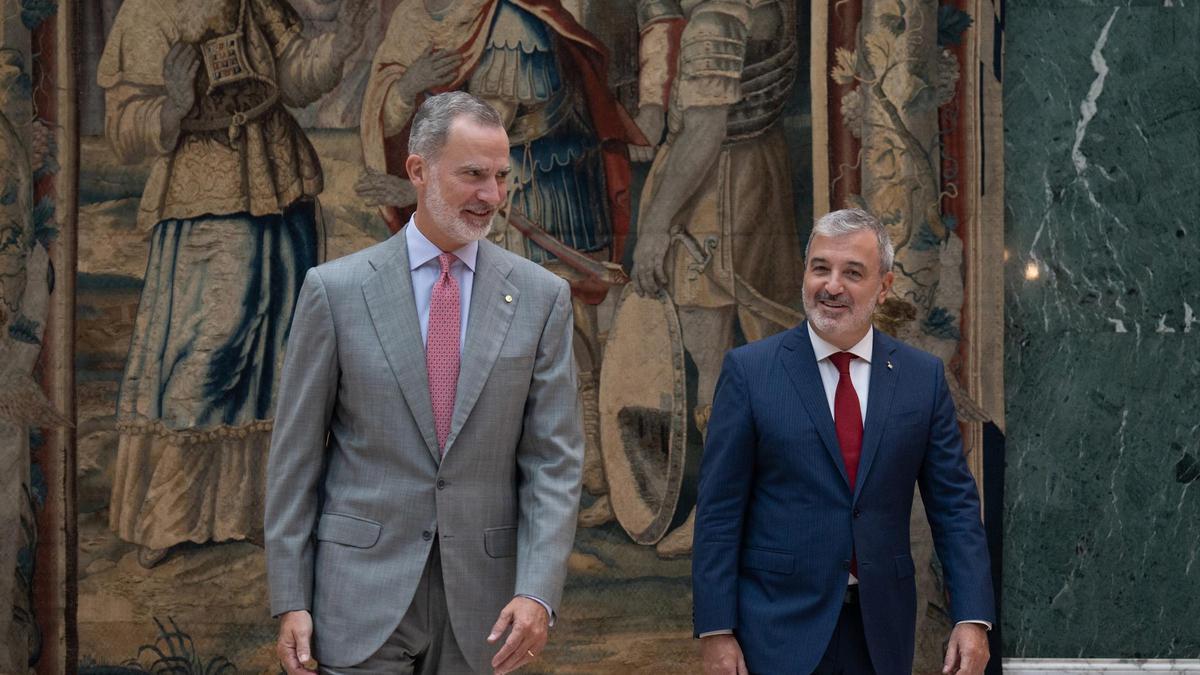 El Rey con el alcalde de Barcelona.