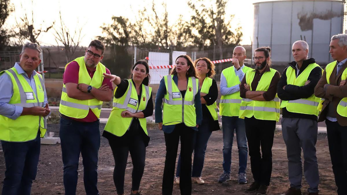 Momento de la explicación de las actuaciones en la parcela del futuro parque ubano de Playa Honda.