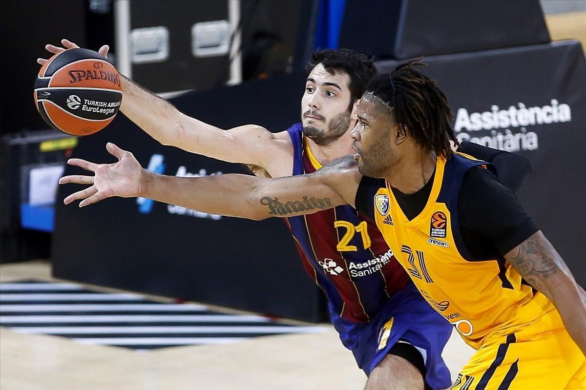 GRAF6897  BARCELONA  16 12 2020 - El alero del Barca Alex Abrines (detras) lucha por la posesion con el pivot estadounidense del Khimki Moscow Region  Devin Booker   durante el partido de la fase regular de la EuroLiga disputado en el Palau Balugrana  EFE  Quique Garcia