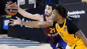 GRAF6897  BARCELONA  16 12 2020 - El alero del Barca Alex Abrines (detras) lucha por la posesion con el pivot estadounidense del Khimki Moscow Region  Devin Booker   durante el partido de la fase regular de la EuroLiga disputado en el Palau Balugrana  EFE  Quique Garcia