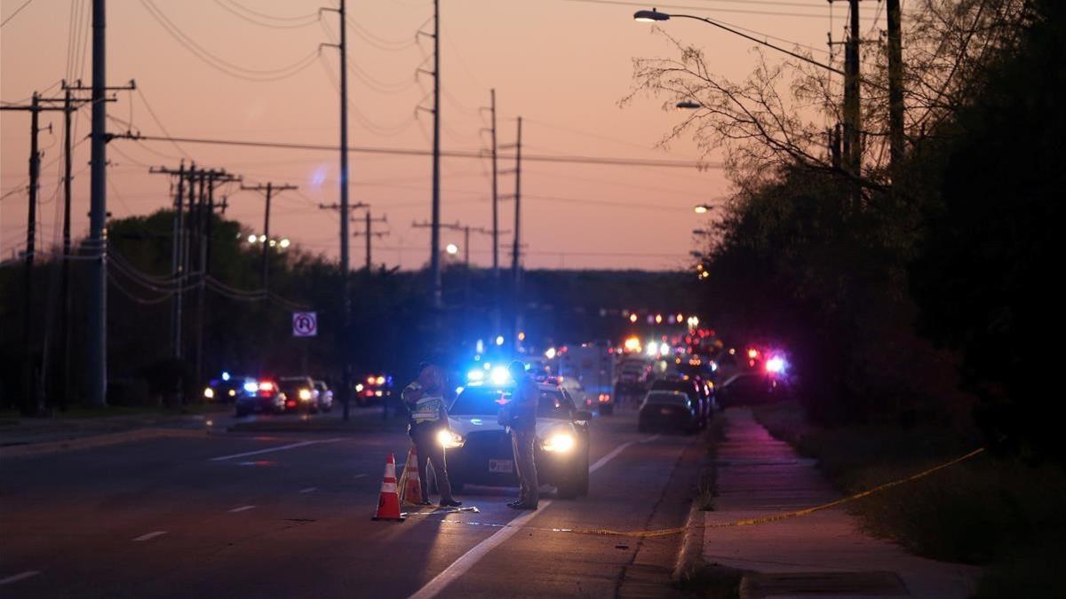 Fuerzas de seguridad investigan la explosión de este martes en Austin (Tejas, Estados Unidos)