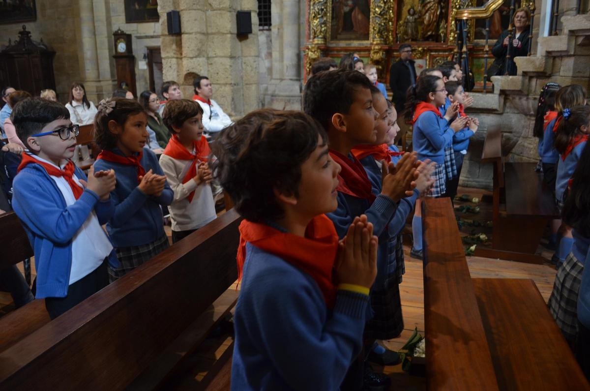 Ofrenda floral del colegio San Vicente de Paúl de Benavente a la Virgen de la Vega, en imágenes