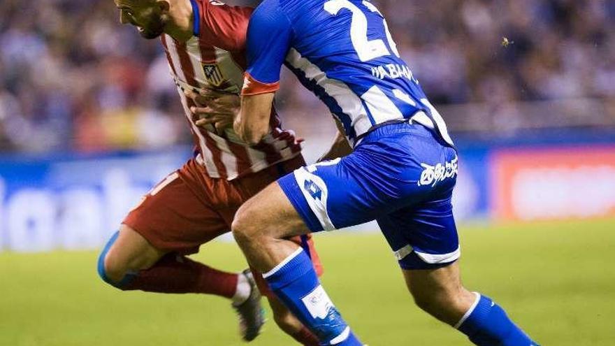 Borges pugna con Carrasco ayer en Riazor.