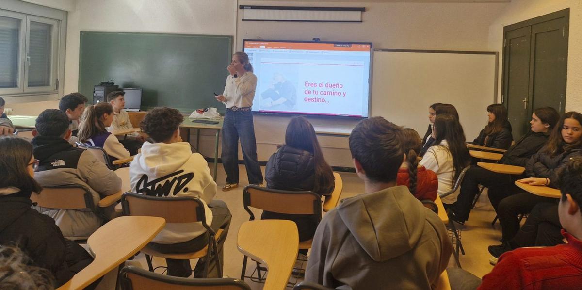 Teresa Portela se dirige a los alumnos del CPI de Rodeiro en la charla-coloquio celebrada en la mañana de ayer.