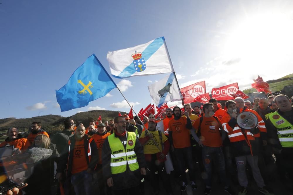 Los trabajadores de Alcoa de Asturias y Galicia se concentran en Vegadeo
