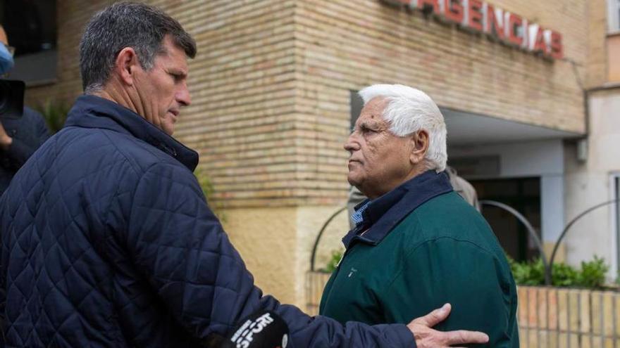 El presidente del Alhaurín y el de El Palo hablan a las puertas del Hospital Carlos Haya de Málaga.