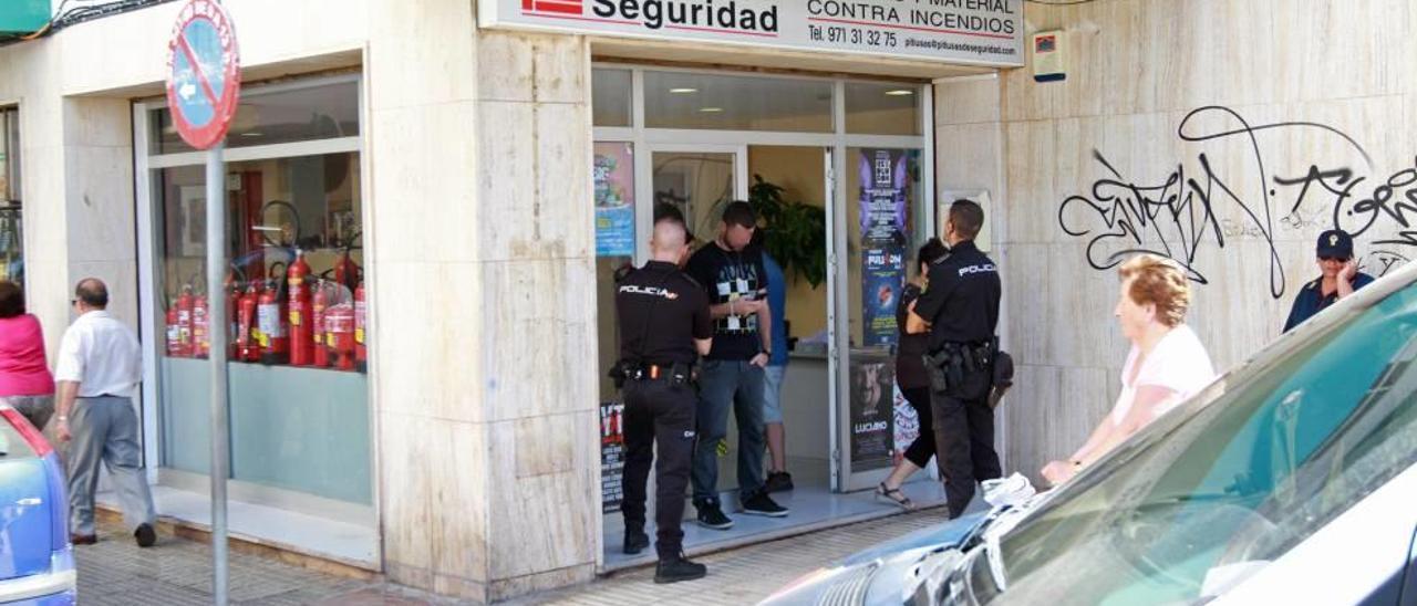 Policías registran la empresa de seguridad vinculada a dos de los acusados, el martes en Eivissa.