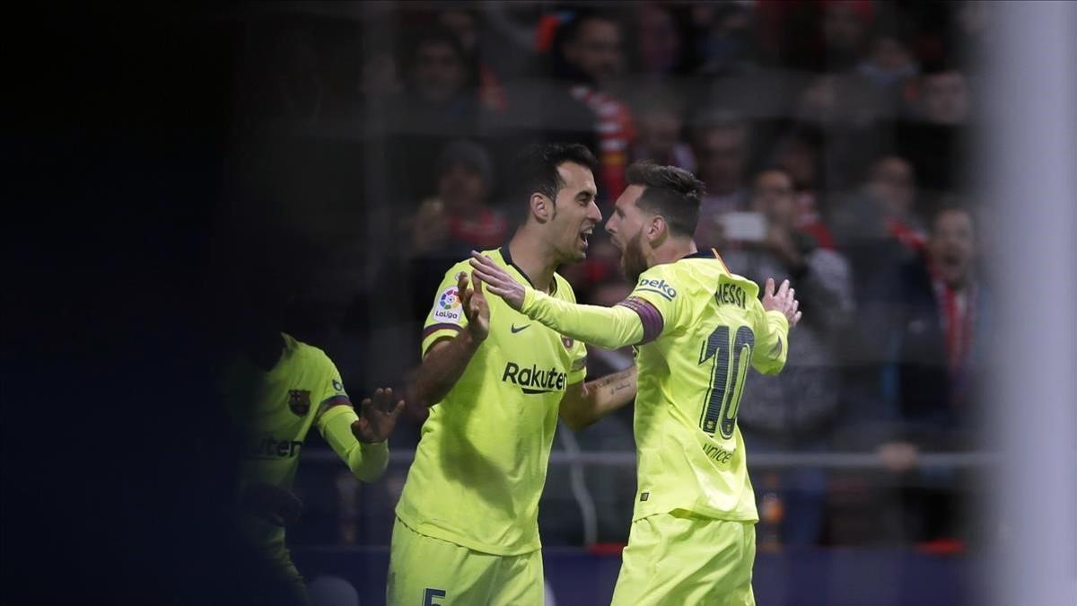 Busquets y Messi celebran el gol de Dembélé al Atlético en el Metropolitano.