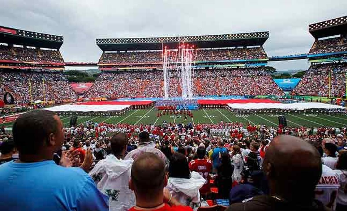Llançament de focs artificials durant la cerimònia d’obertura del Pro Bowl, de la NFL, a l’Aloha Stadium de Honolulu (Hawaii).