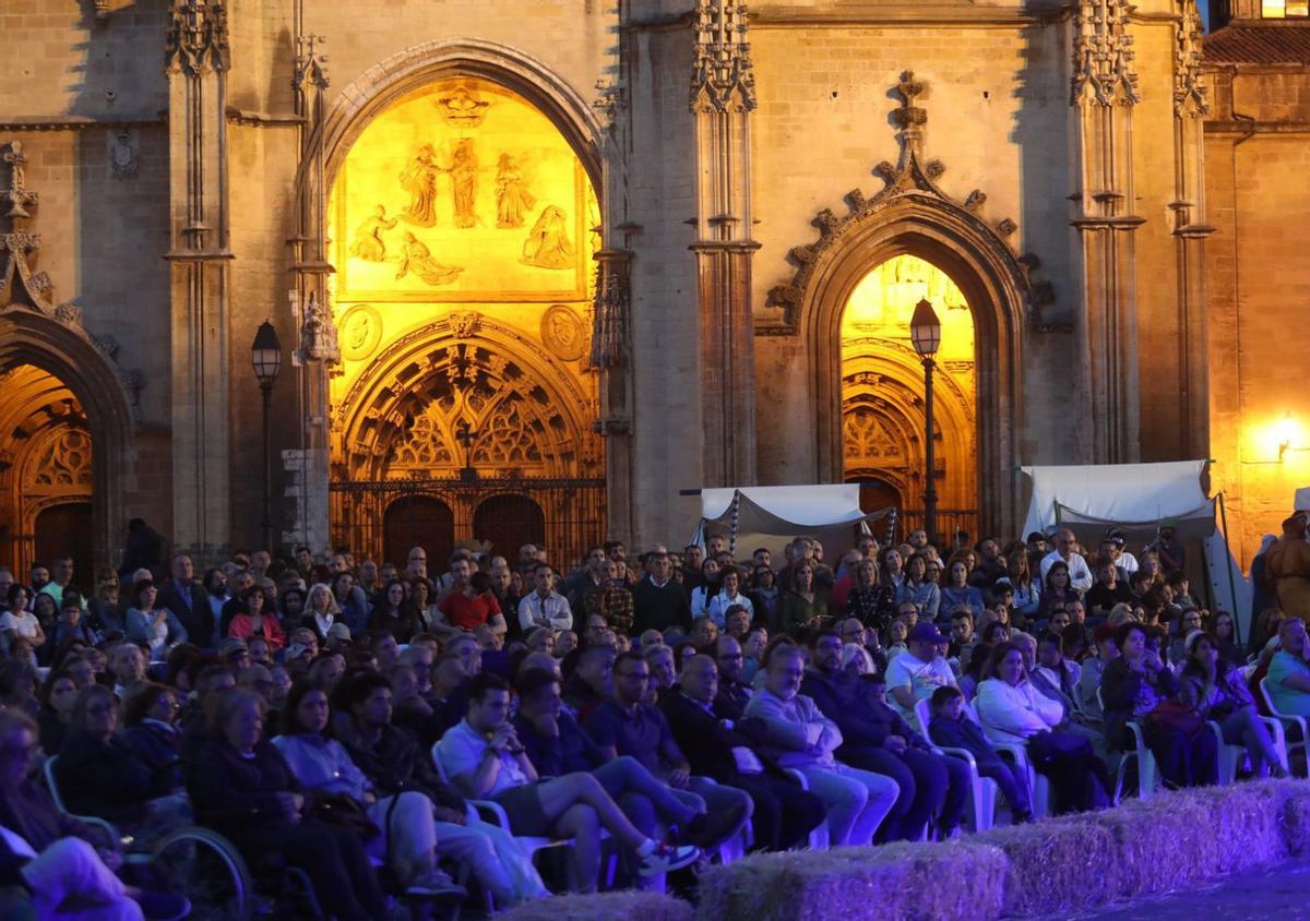 En el escenario ubicado sobre la fuente de la plaza de la Catedral, Ramón Langa, en el papel de Alfonso II, junto a sus escuderos. | Luisma Murias