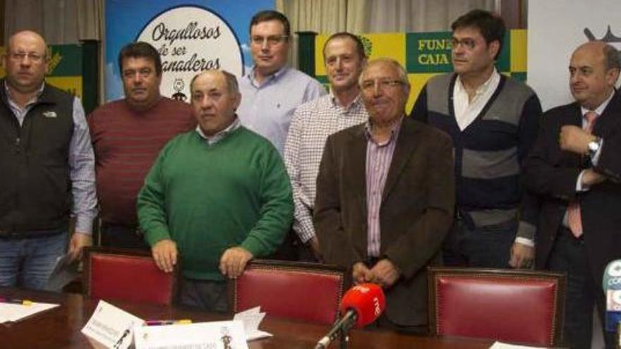 Representantes del Consorcio de Promoción del Ovino junto a Feliciano Ferrero, de Caja Rural.