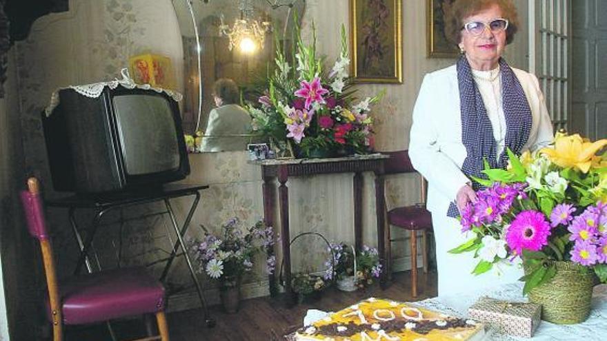 María Luisa Solís Vizcaíno, ayer, en el salón de su casa, junto a la tarta de cumpleaños.