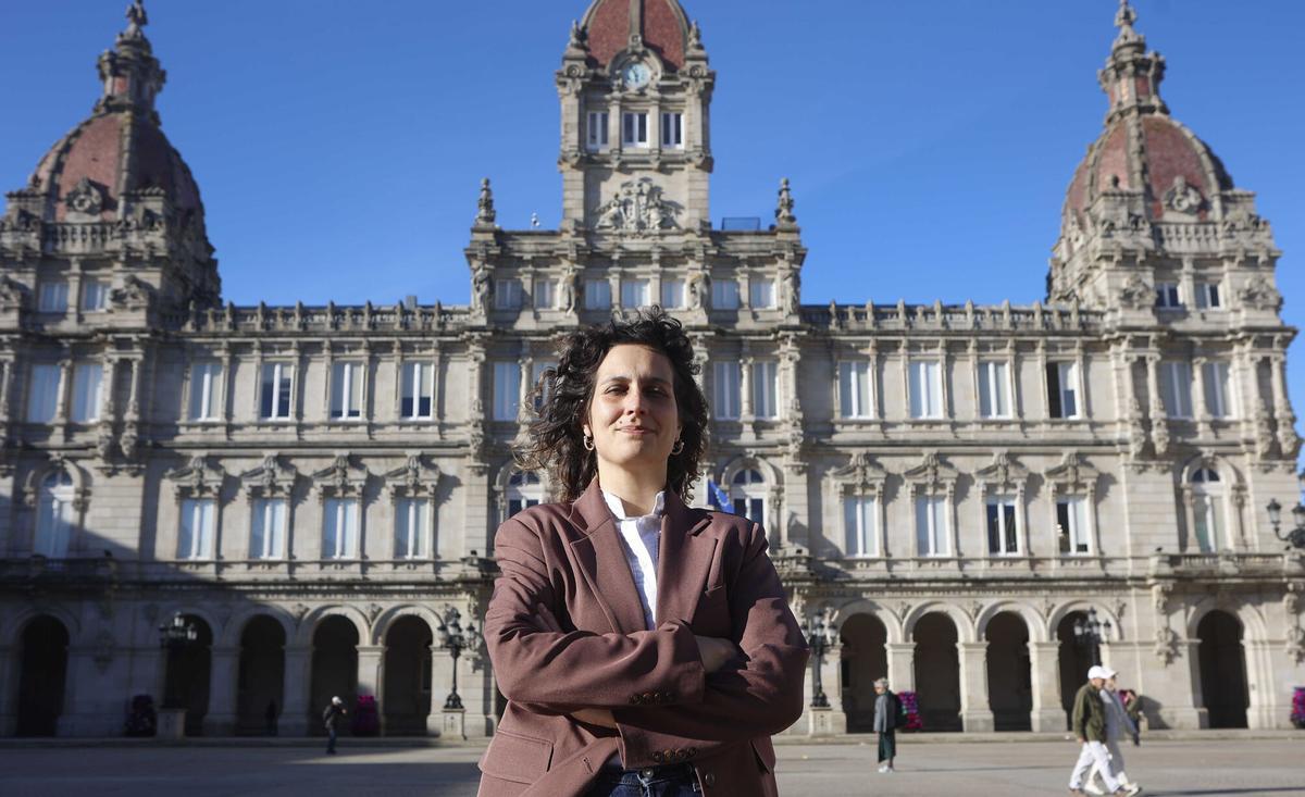 Avia Veira ante o Palacio Municipal de María Pita.