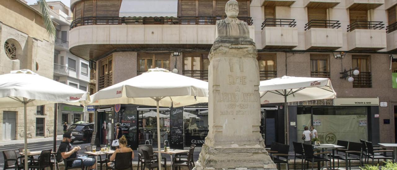 El monumento situado en la céntrica plaza de la Merced.