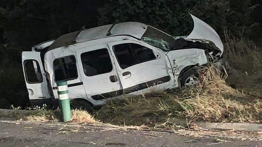 La fugoneta destrossada després d&#039;accidentar-se a Vilafant.