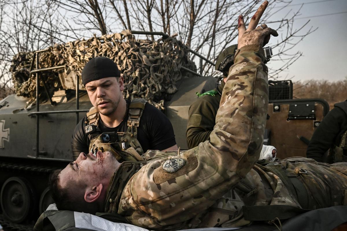 Paramédicos ucranianos evacuan a militares heridos en la línea del frente de Bajmut, el 23 de marzo de 2023