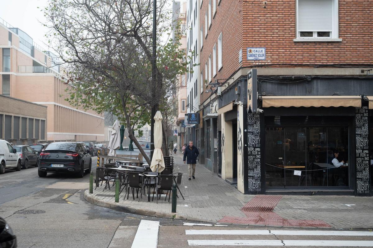 Terraza de la Bocatería El Tuno en la calle Pedro Cerbuna