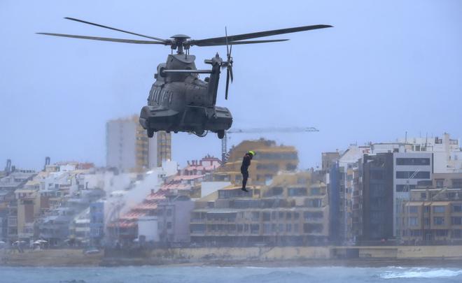 Exhibición de rescate con helicóptero en La Cícer dentro del Día de las Fuerzas Armadas