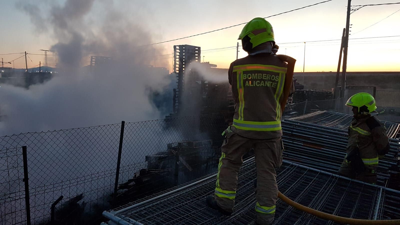 Arde una empresa de palets de madera en la Cañada del Fenollar