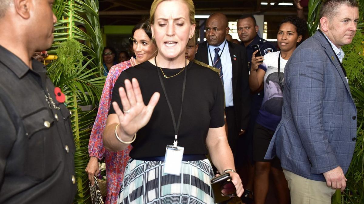 La guardaespaldas de Meghan Markle abriendo paso a la duquesa de Sussex, en Suva, Fiji.