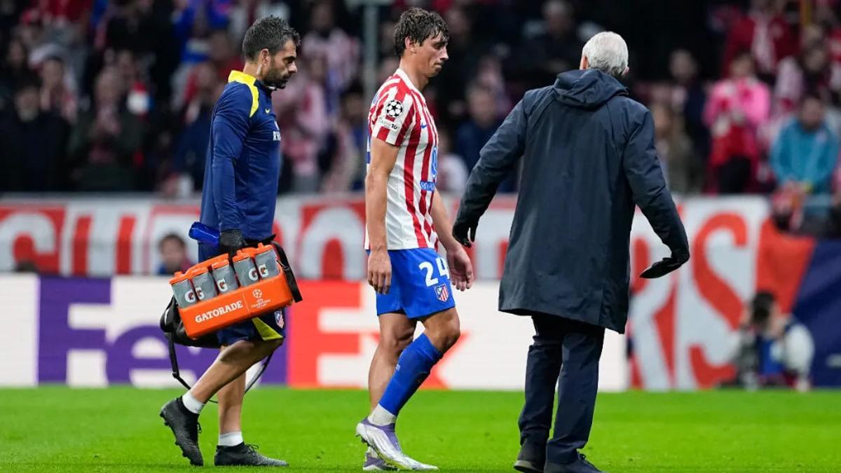 Le Normand,atendido por los médicos en la Champions League