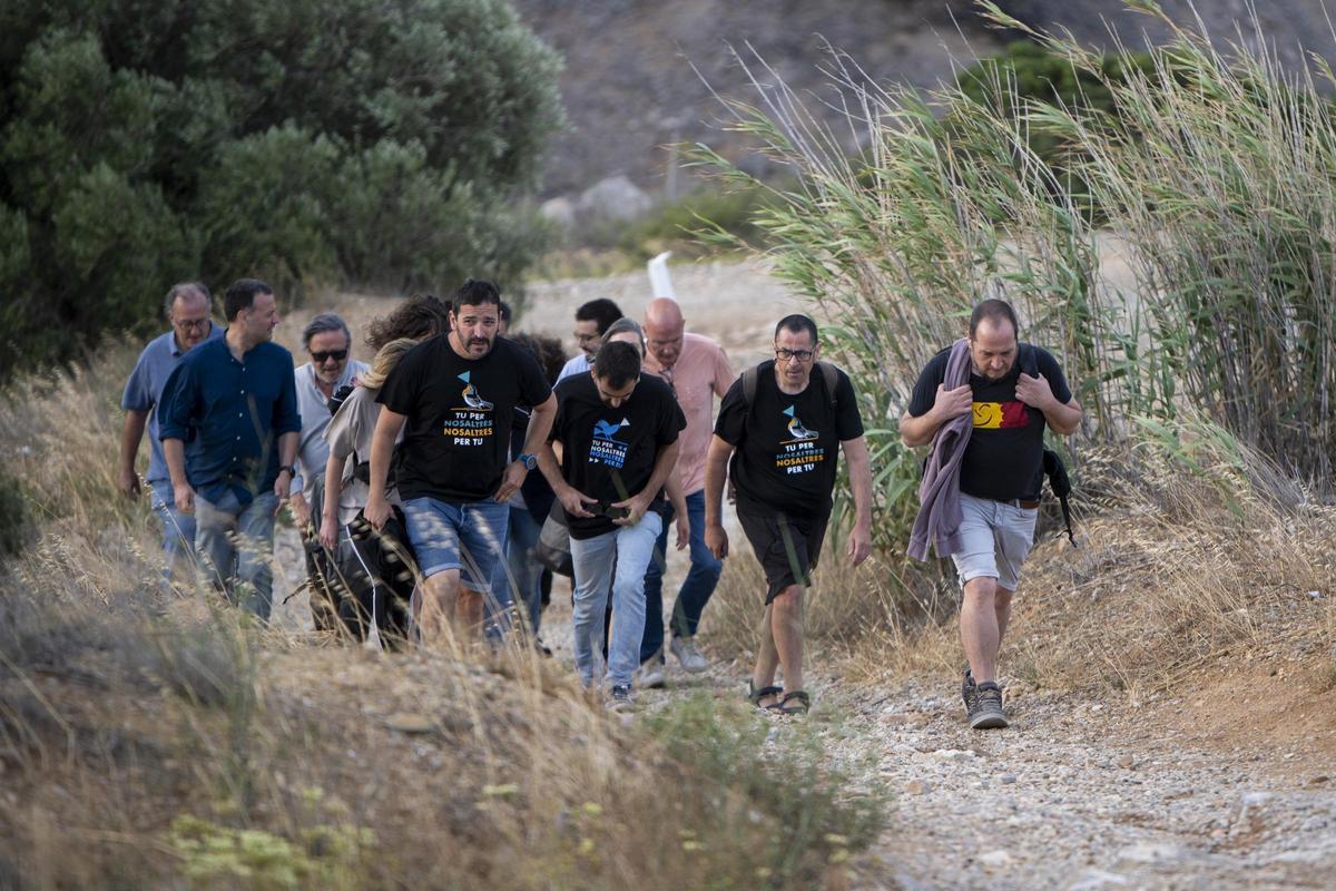 Rovira ha vuelto a Catalunya esta mañana en coche a través de la frontera con Francia y lo ha hecho acompañada por el diputado de ERC en el Parlament, Ruben Wagensberg, el periodista Jesús Rodríguez, el vicepresidente de Òmnium Cultural, Oleguer Serra, y el empresario Josep Campmajó.