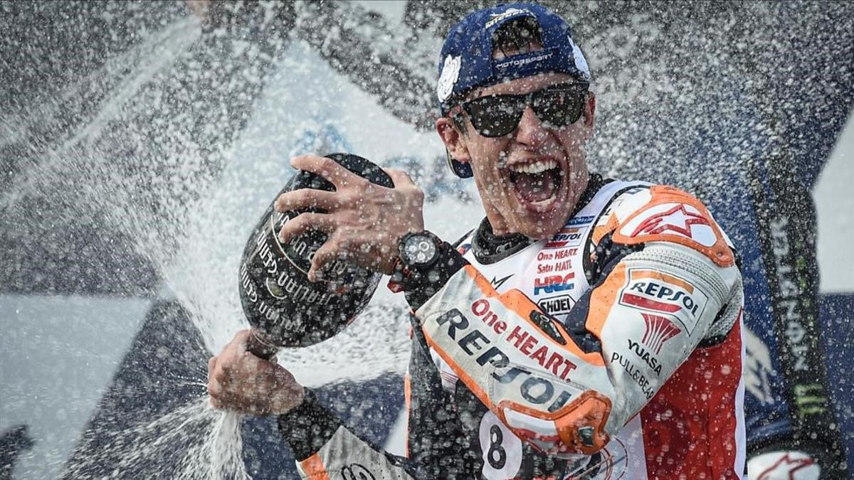 El catalán Marc Márquez (Honda) celebra, en el podio de Buriram, su octavo título.