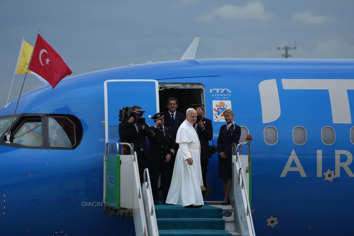 León XIV sube al avión rumbo a Beirut.