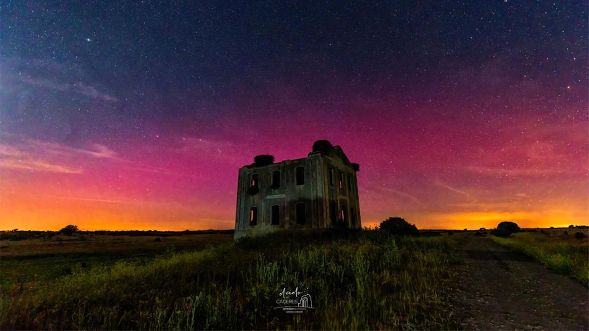 Captan una aurora boreal roja en Cáceres: la NASA la ha elegido como imagen del día