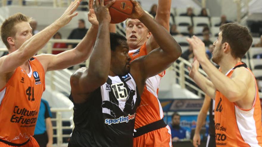 Schortsanitis, rodeado por jugadores del Valencia Basket.