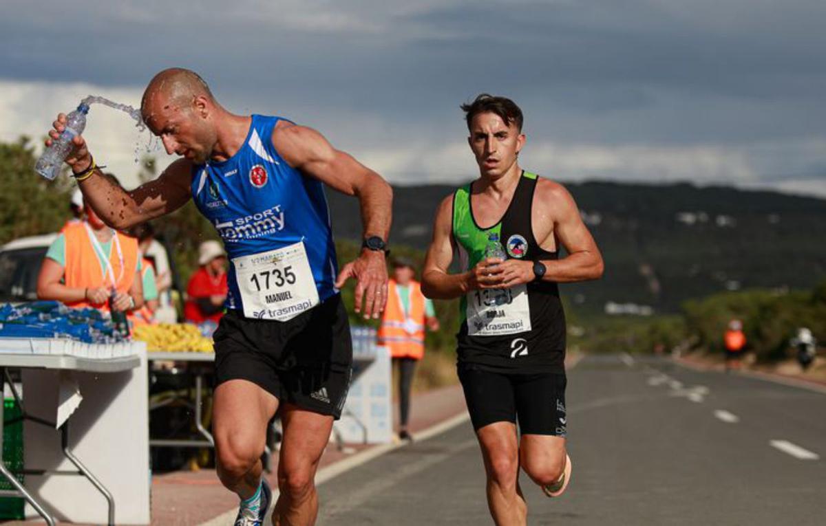 Borja Rodríguez y Marina Casals se coronan en la media maratón de Formentera