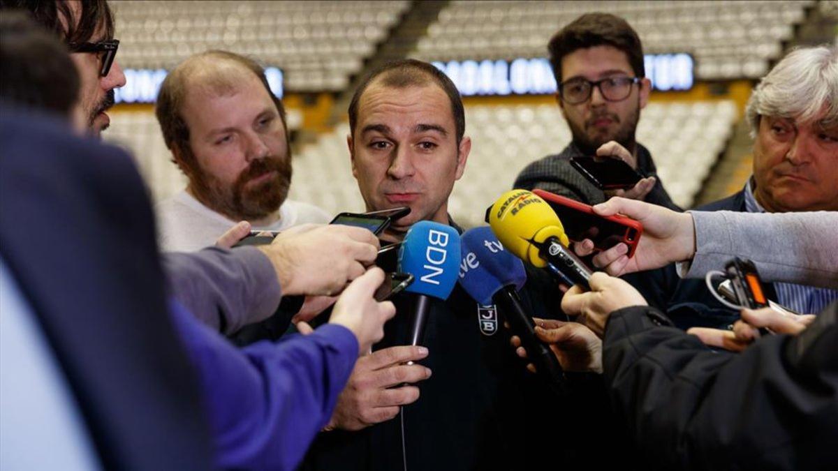 Carles Duran atiende a los medios, este lunes, en Badalona