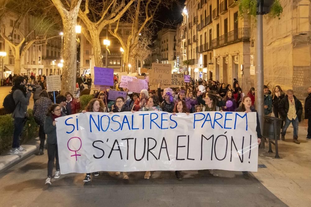 Centenars de persones surten al carrer el 8M