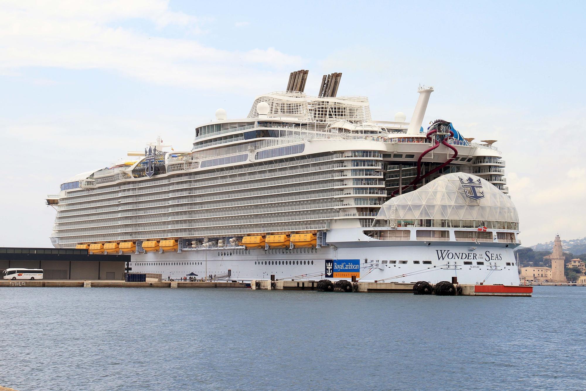 VISTA DE POPA DEL WONDER OF THE SEAS ATRACADO EN EL DIQUE DEL OESTE