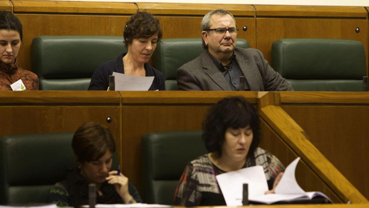 Iñaki Goioaga (EH Bildu), en su escaño junto a los parlamentarios de su grupo, este jueves en Vitoria.