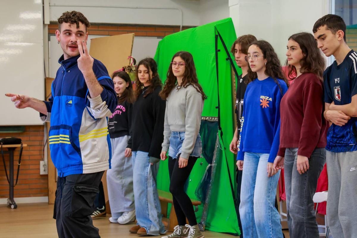 El artista de Teo con los alumnos.