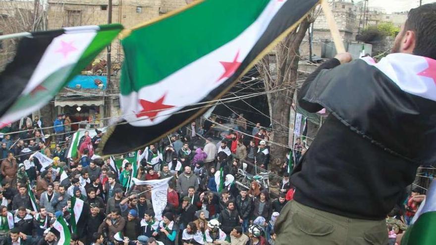 Manifestación opositora en el casco viejo de la ciudad siria de Alepo. // Reuters