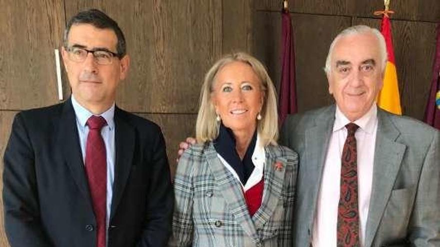 Corina Porro, entre los presidentes de CES de España (derecha) y Murcia (izquierda).  // FdV