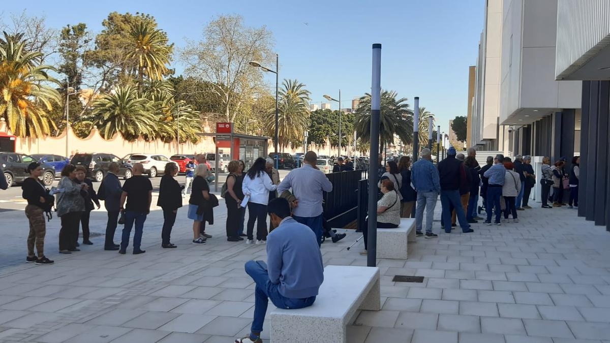 Foto de la cola de pacientes, en el Centro de Salud Campanar II, tomada hacia las 11 de la mañana.
