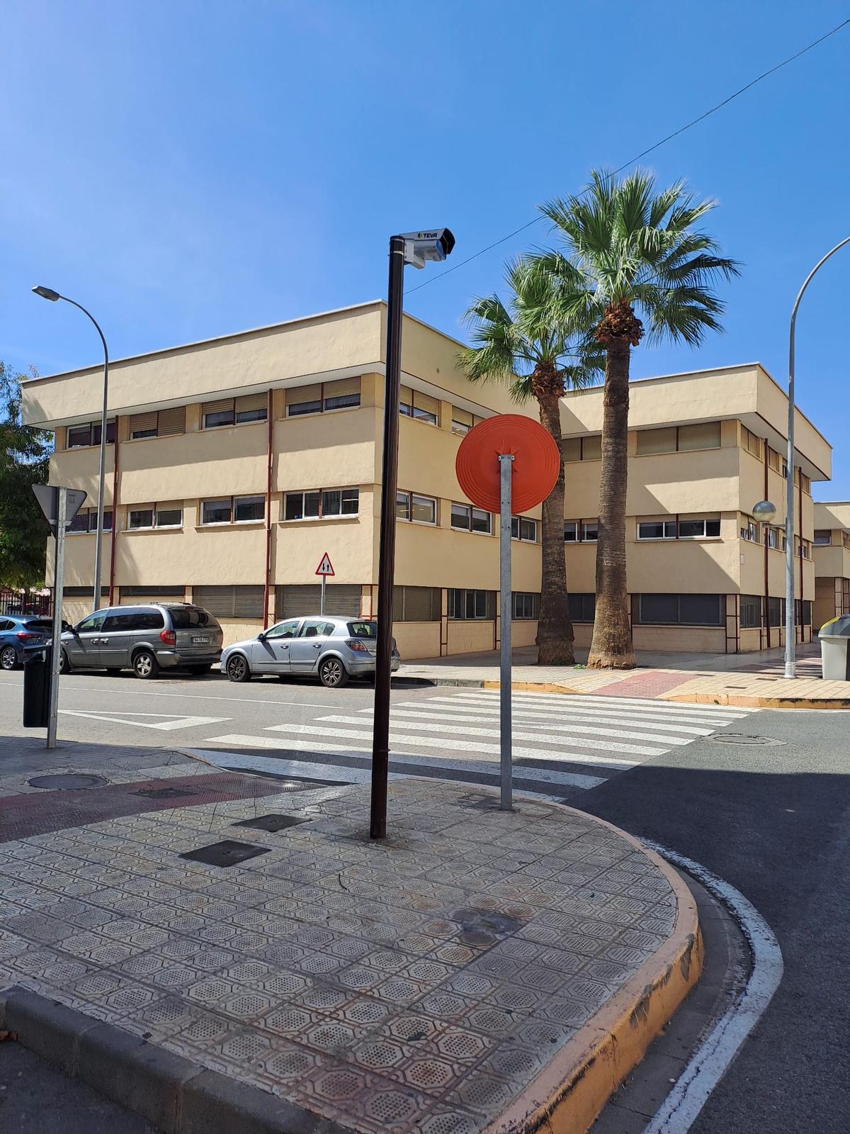 Los operarios han iniciado la instalación de cámaras de vídeo en el casco urbano de la ciudad de Elche