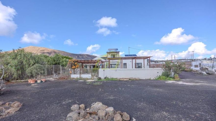 Oportunidad inmobiliaria en Lanzarote: casa con piscina y buenas vistas