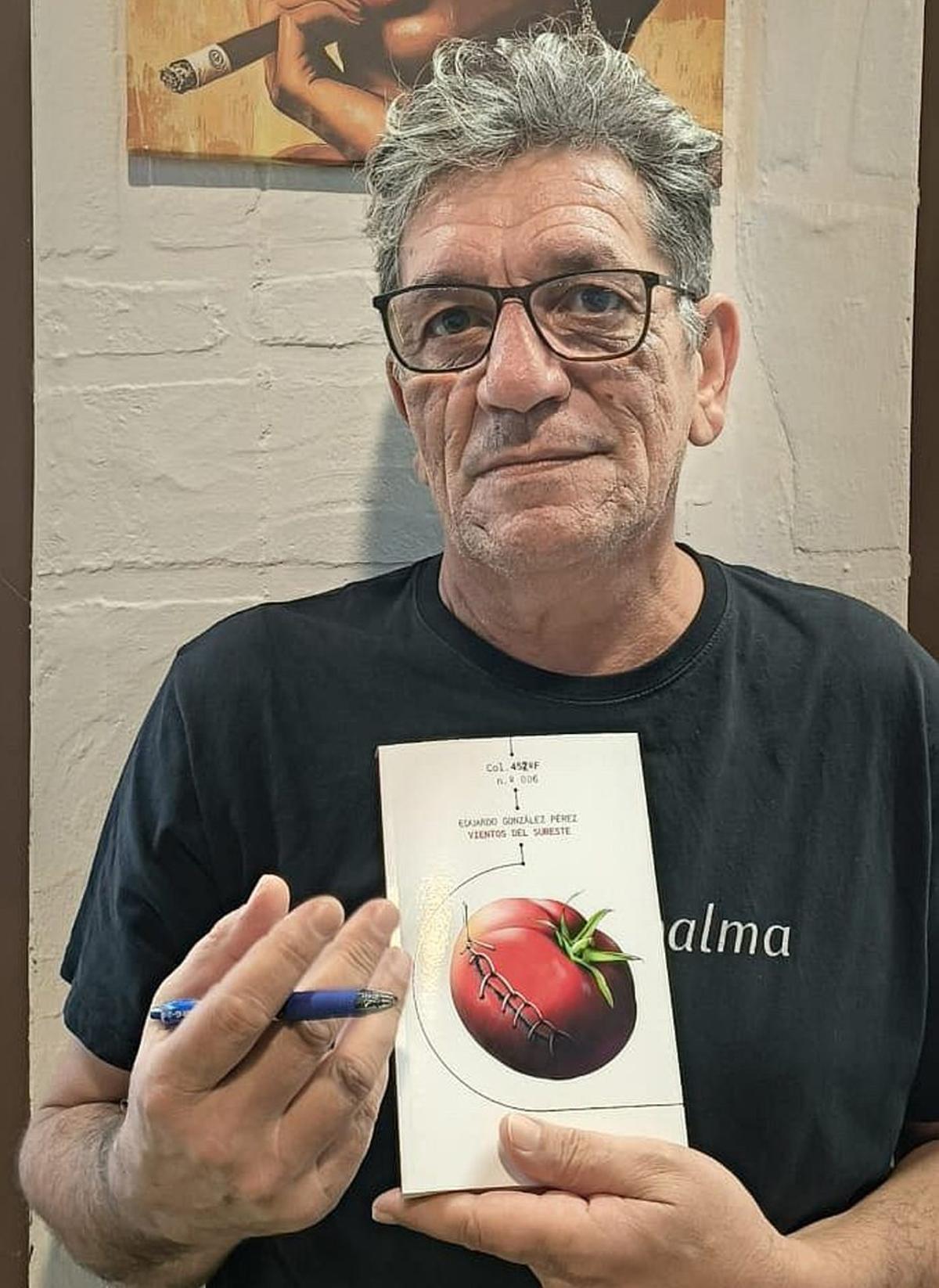 Eduardo González sostiene entre sus manos ‘Vientos del Sureste’.
