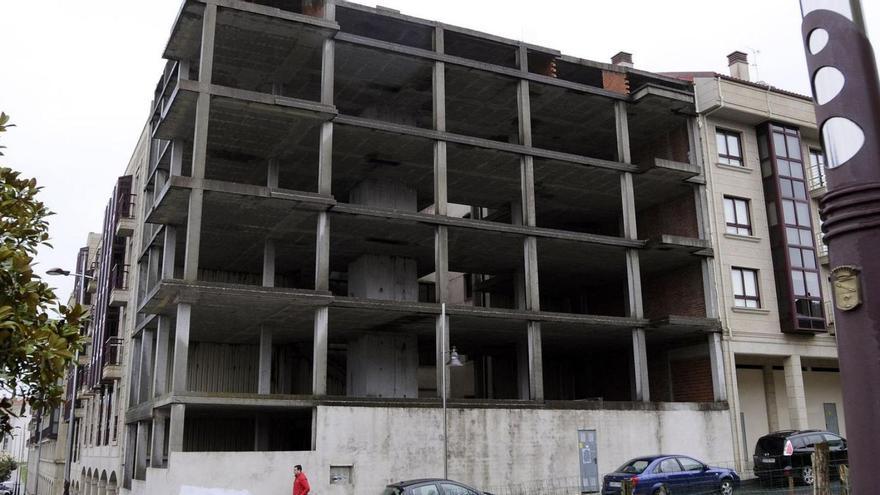 Inmueble residencial sin rematar delante del consistorio lalinense.