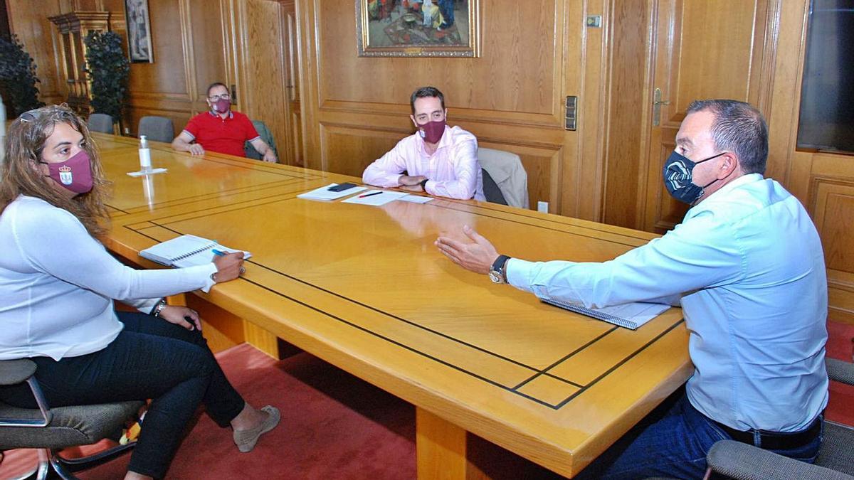 Un momento del encuentro entre Requejo y los representantes municipales, Veleda, Marcos y Huerga.